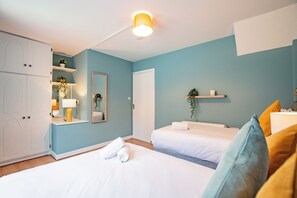 Tabla de planchar con plancha, wifi y ropa de cama 