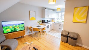 Eine moderne Wohnung mit Wohnzimmer, Essbereich und Küche.