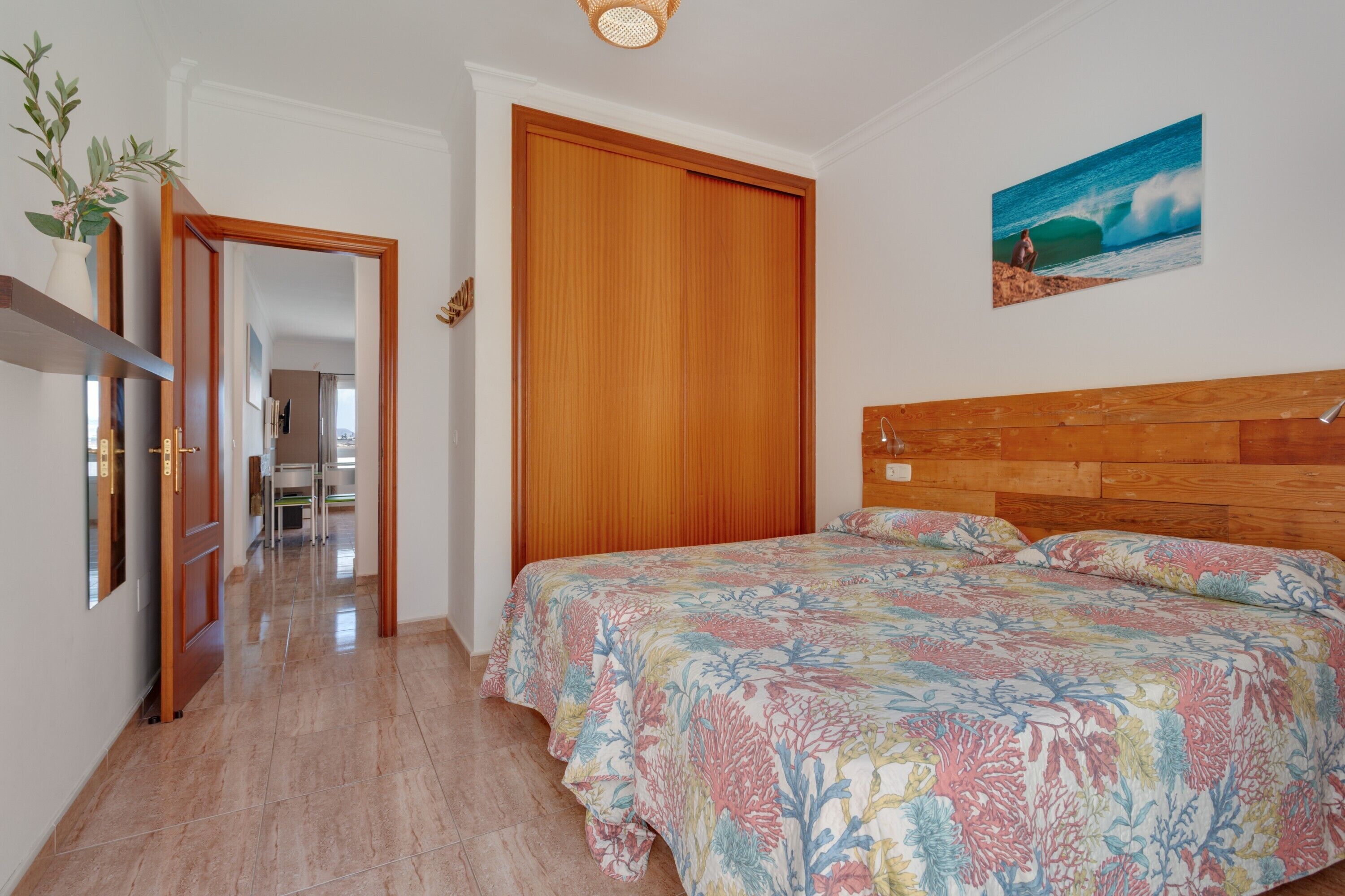 Silitysrauta/-lauta, Wi-Fi, vuodevaatteet