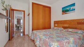 Silitysrauta/-lauta, Wi-Fi, vuodevaatteet