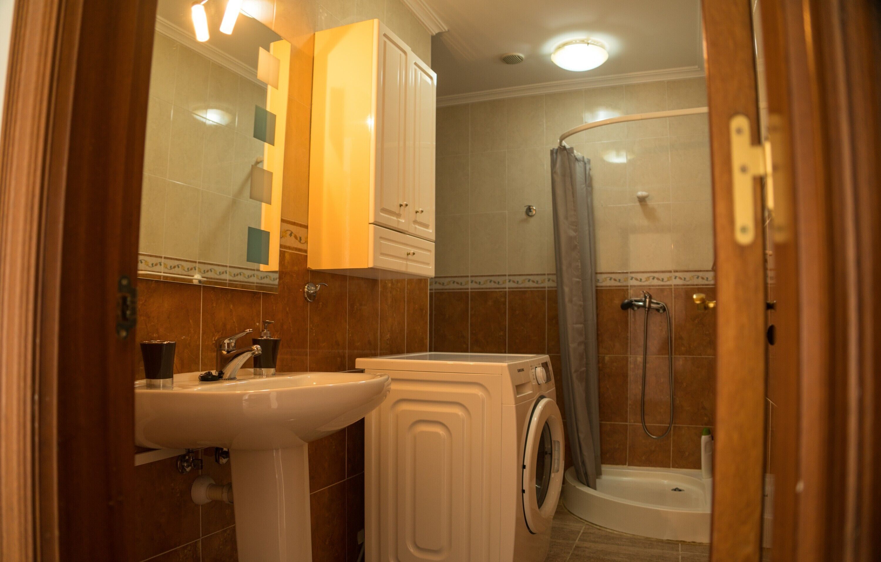 Een douche, een haardroger, handdoeken