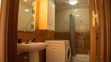 Een douche, een haardroger, handdoeken