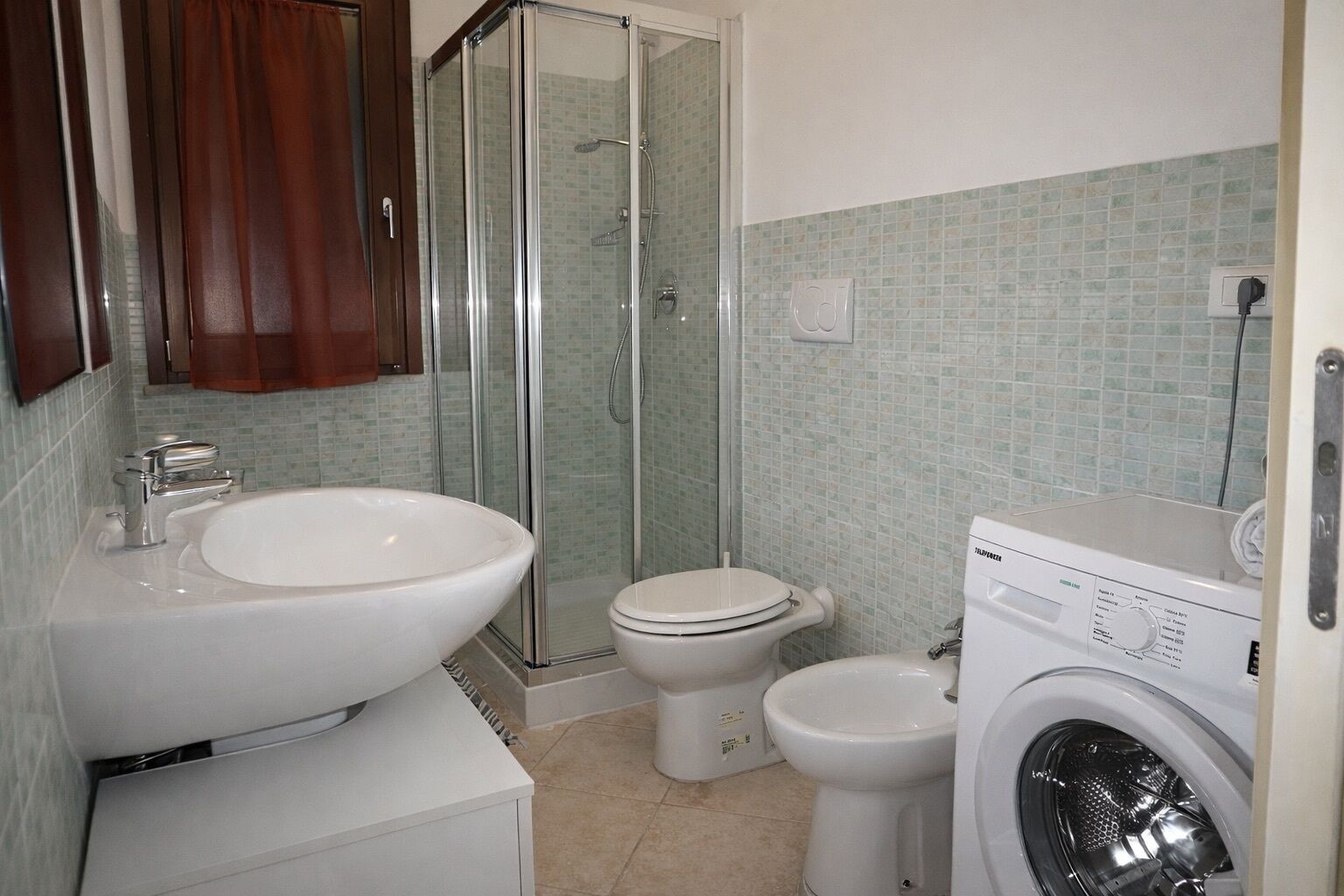 Dusche, Haartrockner, Bidet, Seife