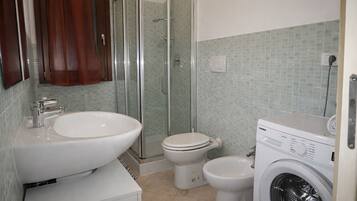 Dusche, Haartrockner, Bidet, Seife