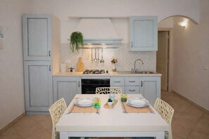 Frigorífico, horno, placa de cocina y utensilios de cocina