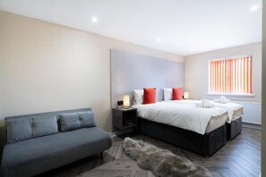 Quarto duplo | Escrivaninha, espaço de trabalho para notebook