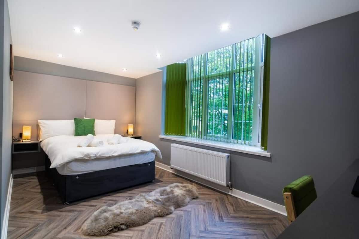 Deluxe Double Room, 1 Bedroom | Desk, laptop workspace, iron/ironing board, free WiFi