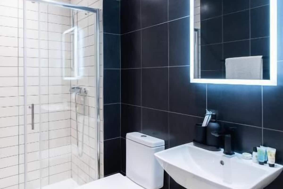 Basic Single Room | Bathroom | Free toiletries, hair dryer, slippers, towels