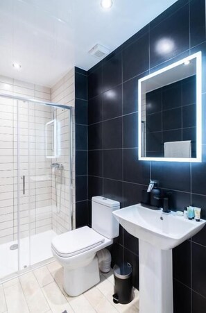 Yhden hengen huone | Kylpyhuone | Ilmaiset hygieniatuotteet, hiustenkuivaaja, tohvelit, pyyhkeet