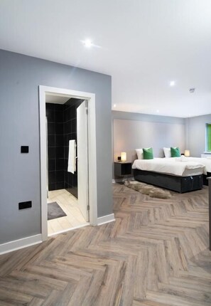 Double or Twin Room | Desk, iron/ironing board, free WiFi - hotel Liv (Birmingham)