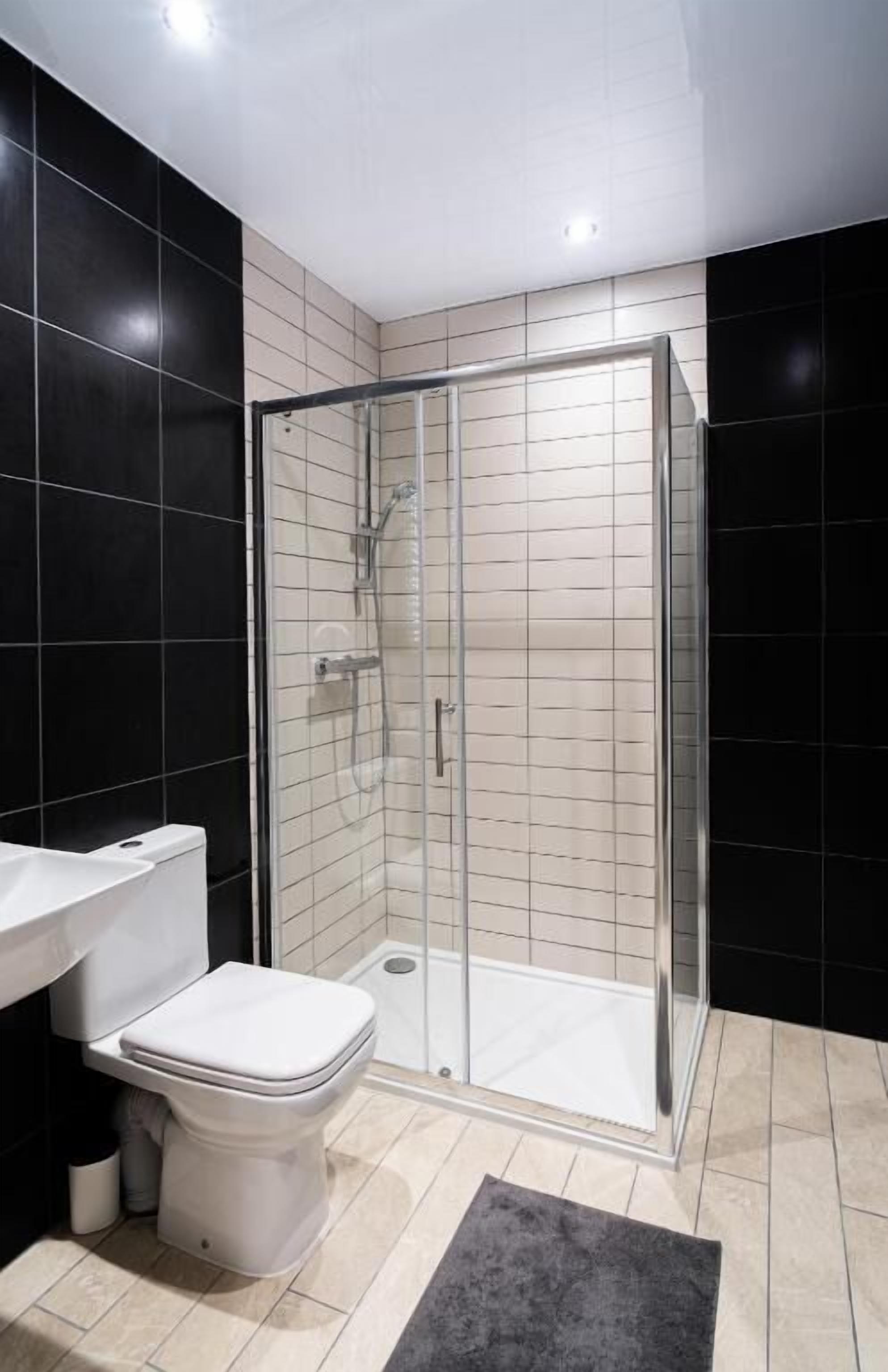 Double or Twin Room | Bathroom | Slippers, shampoo, toilet paper