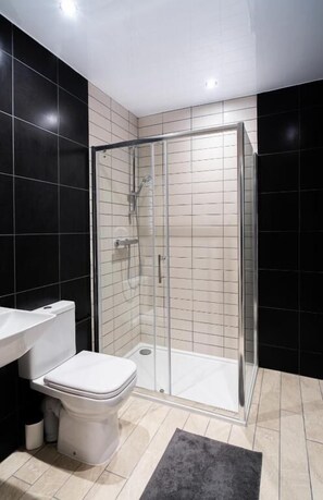 Habitación con 1 cama doble o 2 individuales | Baño | Zapatillas, champú y papel higiénico