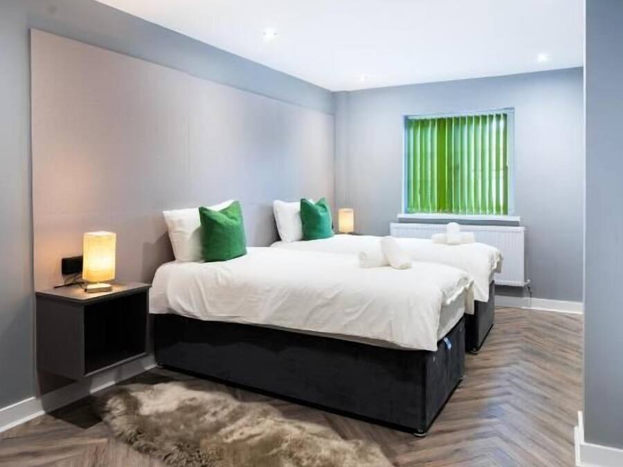 Twin Room | Desk, laptop workspace, iron/ironing board, free WiFi