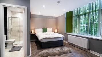 Deluxe Double Room | Bathroom | Slippers, shampoo, toilet paper