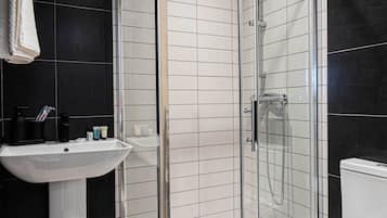 Single Room | Bathroom | Slippers, shampoo, toilet paper