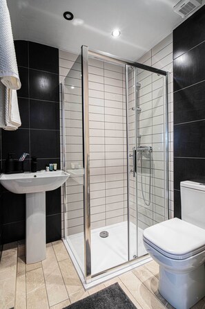 Single Room | Bathroom | Slippers, shampoo, toilet paper