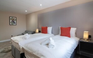 Double or Twin Room | Desk, iron/ironing board, free WiFi - hotel Liv (Birmingham)