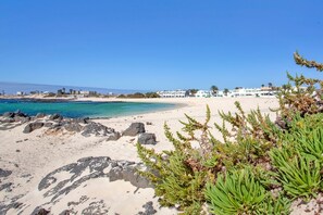 Beach nearby - Vacation Home 'Apartamento Luminoso Lagos Cotillo' with Sea View and Wi-Fi (El Cotillo)