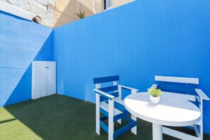 Outdoor dining - Vacation Home 'Apartamento Luminoso Lagos Cotillo' with Sea View and Wi-Fi (El Cotillo)