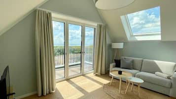 Leilighet – comfort, balkong, sjøutsikt | Oppholdsområde