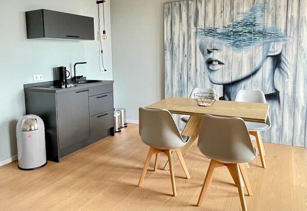 Comfort Apartment, Balcony, Sea View | Dining - Westeroog (Wangerooge)