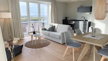 Leilighet – comfort, balkong, sjøutsikt | Oppholdsområde