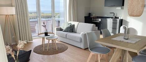 Comfort Apartment, Balcony, Sea View | Living area