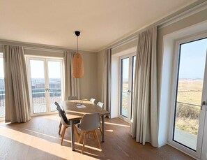 Comfort Apartment, Partial Sea View | Tempat makan