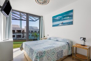 Een strijkplank/strijkijzer, wifi, beddengoed