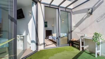 Een strijkplank/strijkijzer, wifi, beddengoed