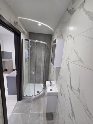 Classic-huone | Kylpyhuone | Suihku, pyyhkeet, vessapaperi