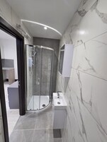 Classic Room | Bathroom | Shower, towels, toilet paper