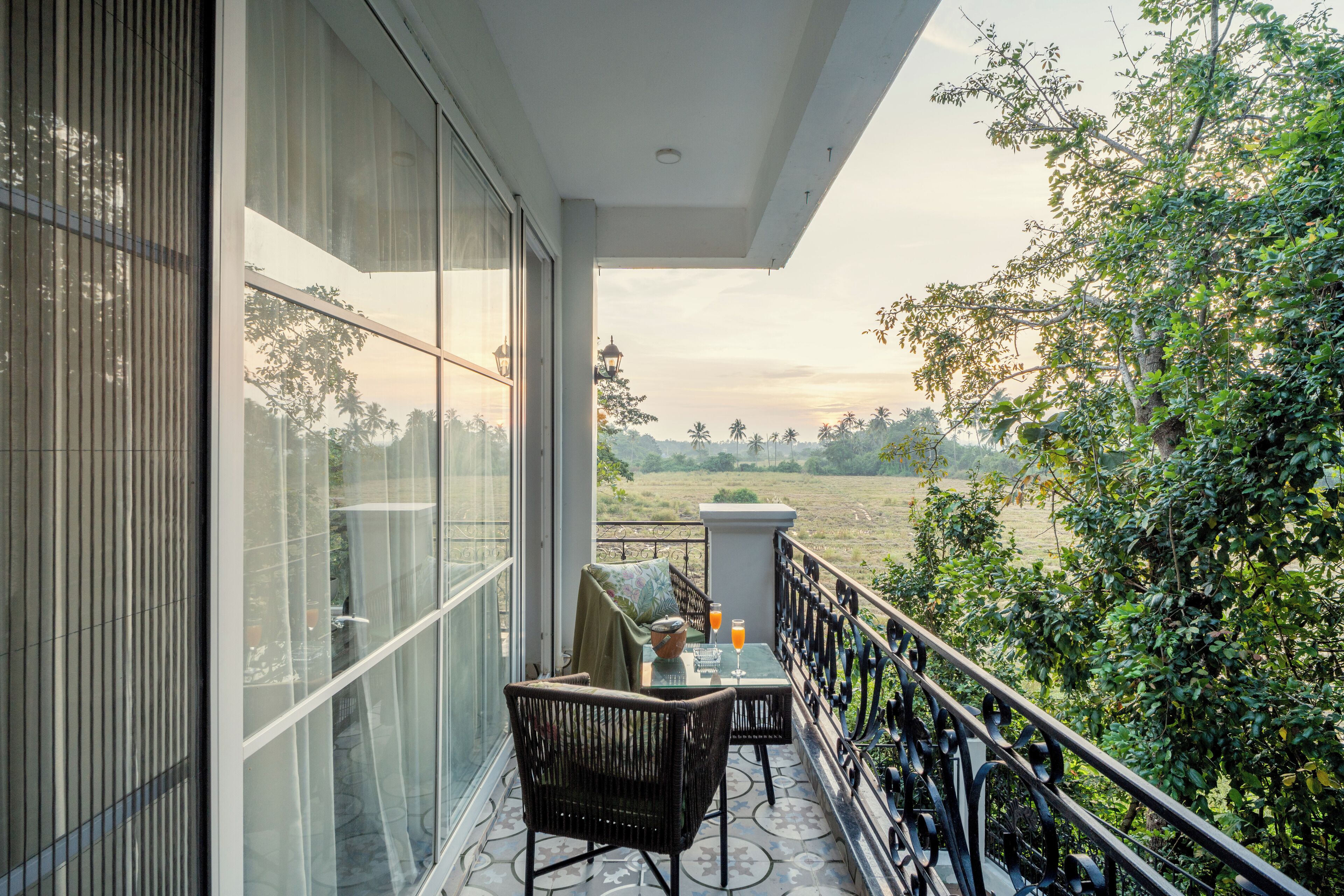 Luxe villa, balkon, uitzicht op de stad | Terras