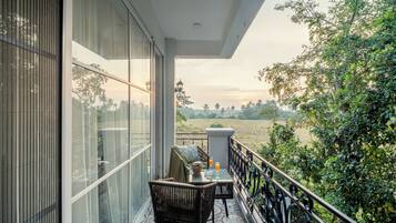 Luxe villa, balkon, uitzicht op de stad | Terras