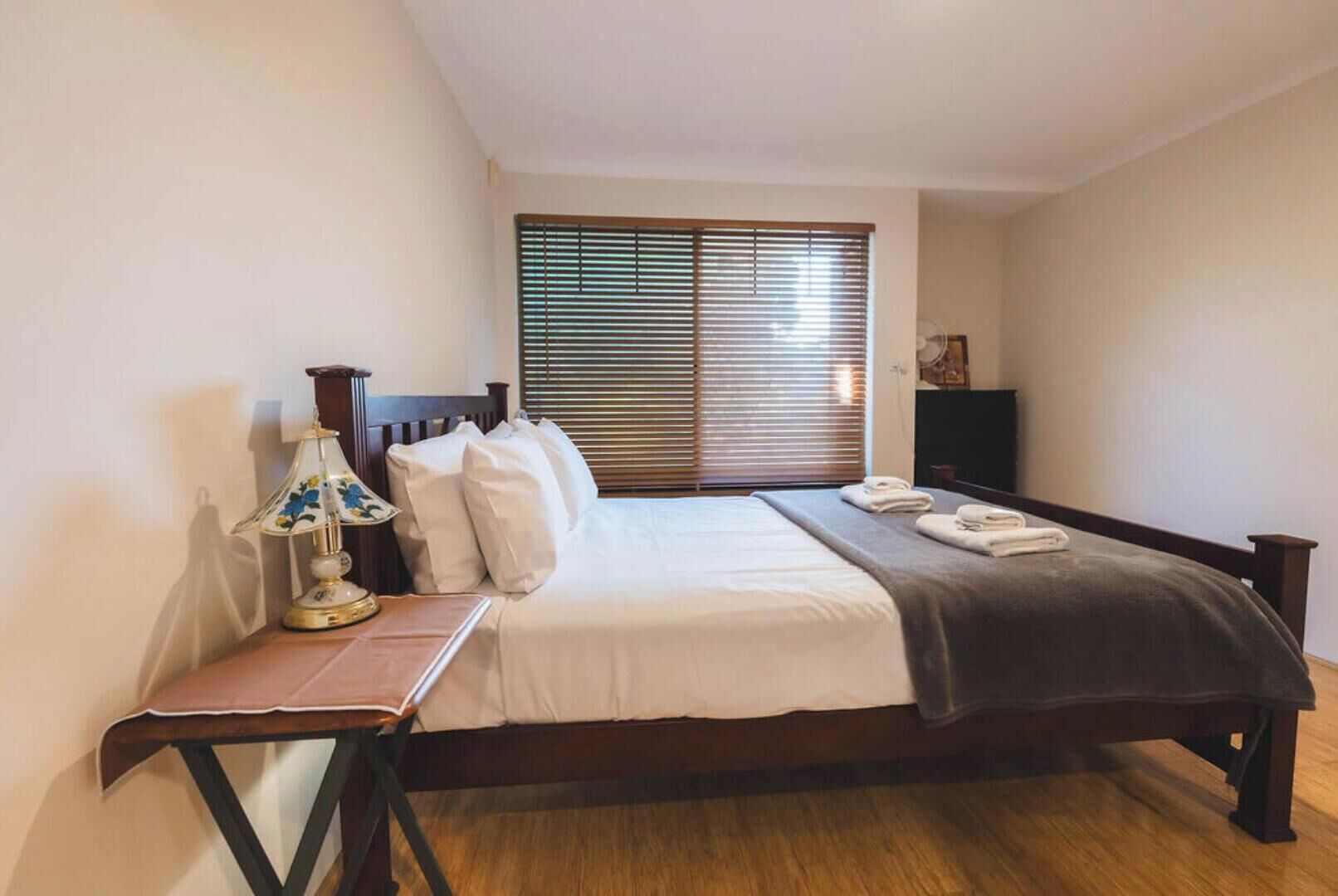 4 habitaciones, tabla de planchar con plancha y acceso a internet 