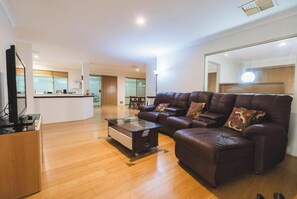 TV, offices - Comfortable 4BDR Family home in Suburbia (Perth)