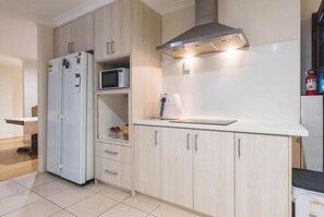 Kühlschrank, Mikrowelle, Herdplatte, Geschirrspüler