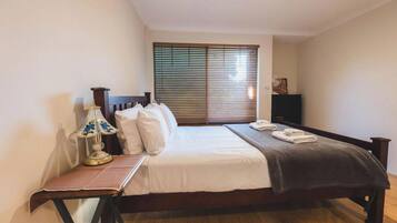 4 bedrooms, iron/ironing board, internet, bed sheets
