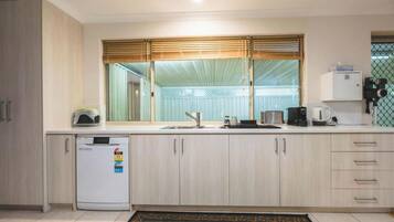 Fridge, microwave, stovetop, dishwasher