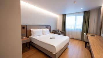 Dobbelt- eller tomannsrom – standard | Safe på rommet, skrivebord og skrivebord for bærbar PC