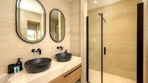 Shower, towels - Villa Corsa by Villas Guide (Barban)