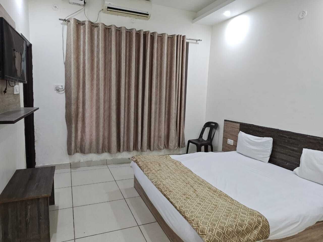 Desk, laptop workspace, free WiFi