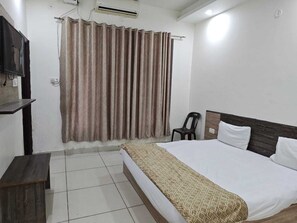 Meja kerja, ruang kerja ramah laptop, dan Wi-Fi gratis