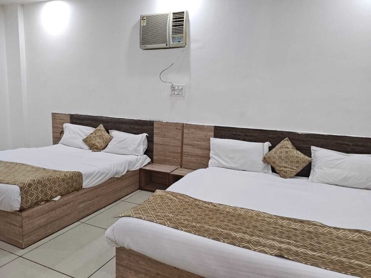 Desk, laptop workspace, free WiFi