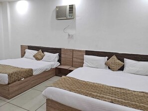 Meja kerja, ruang kerja ramah laptop, dan Wi-Fi gratis