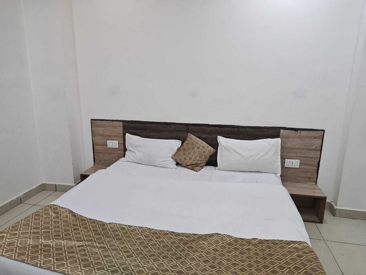 Desk, laptop workspace, free WiFi