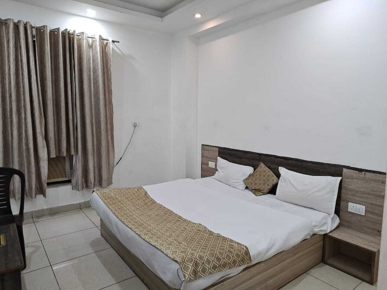 Desk, laptop workspace, free WiFi