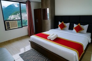 Desk, laptop workspace, free WiFi, bed sheets - Hotel The Elegance (Katra)