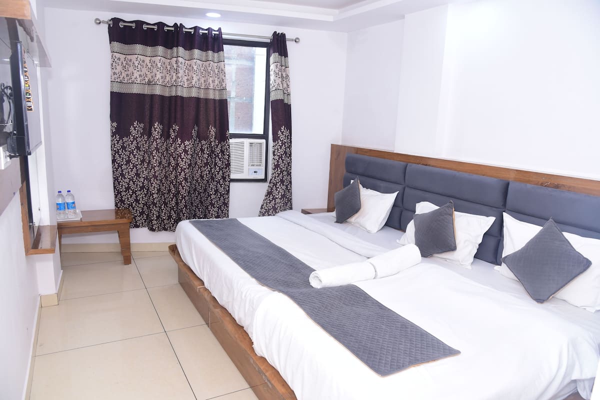 Desk, laptop workspace, free WiFi, bed sheets