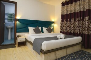 Desk, laptop workspace, free WiFi, bed sheets - Hotel The Elegance (Katra)